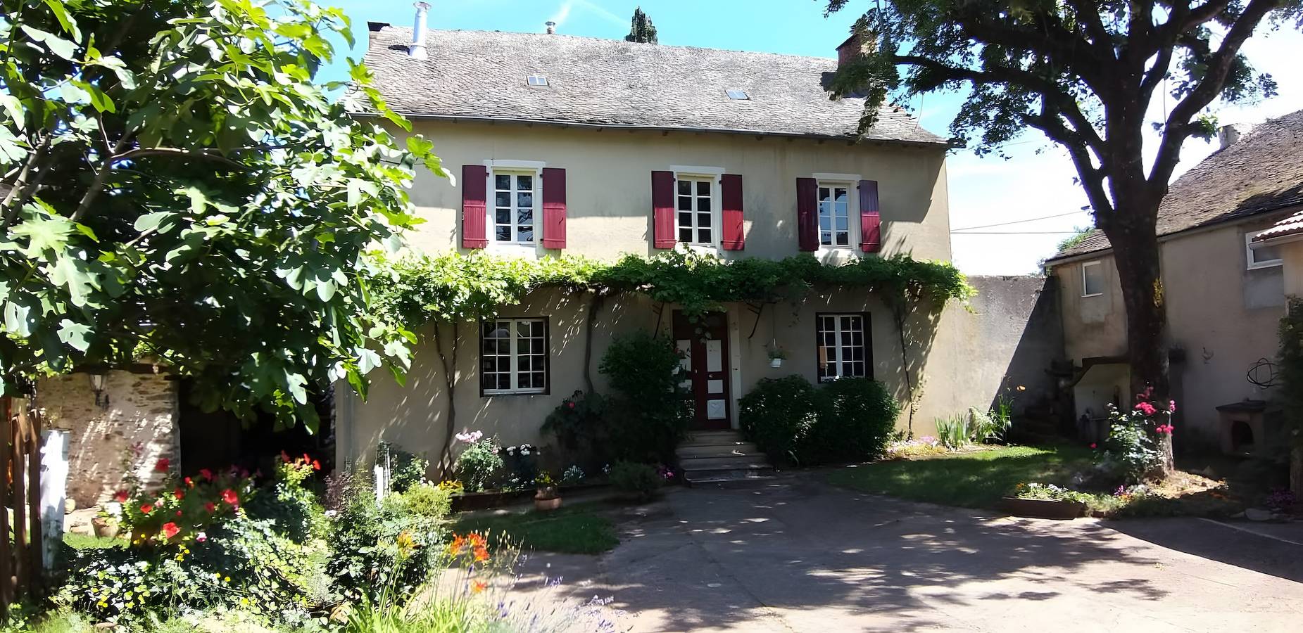Gîte « Sous Los Dos Árboles »: Vista a la Montaña, Piscina Privada y Wi-Fi in Castelmary, Aveyron (desambiguación)