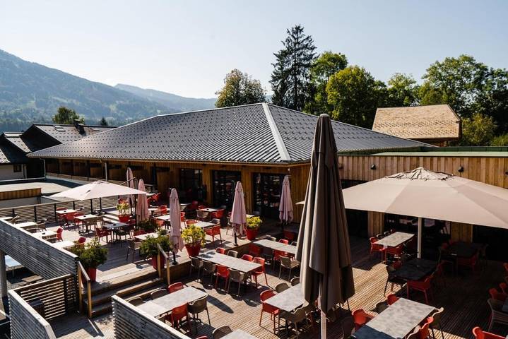 Parc de vacances pour 2 personnes, avec Balcon et Terrasse ainsi que Piscine et Vue en Haute-Savoie