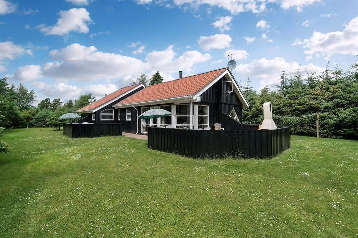 Ferienhaus für 8 Personen, mit Garten und Whirlpool sowie Terrasse und Sauna in Hou