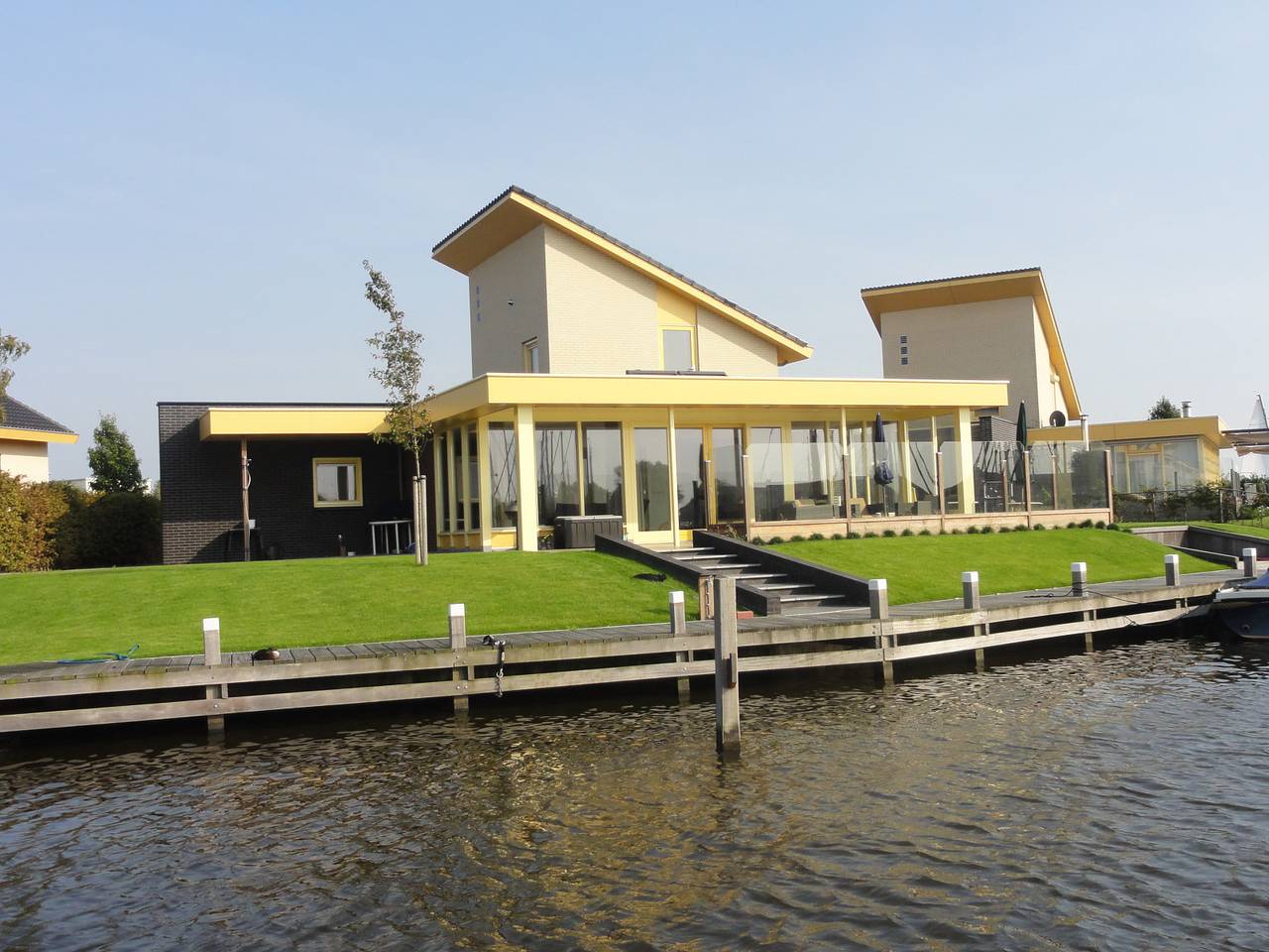 Geräumige Villa für 7 Personen am Wasser, mit privatem Steg, in Koudum. in Ijsselmeer