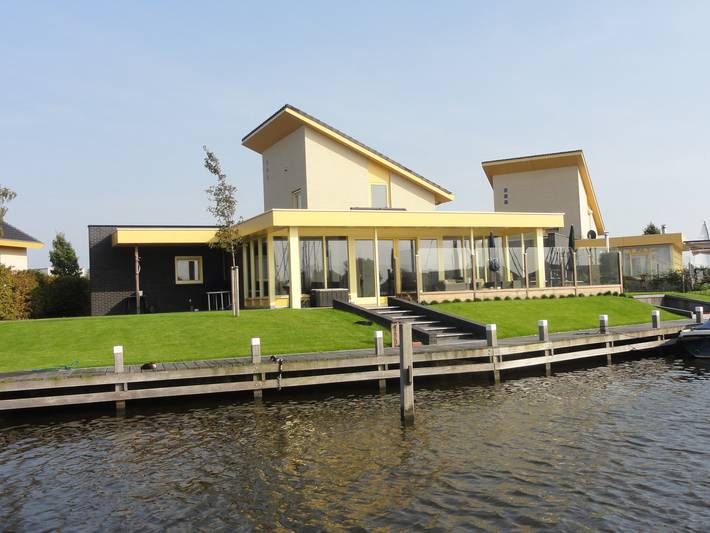 Geräumige Villa für 7 Personen am Wasser, mit privatem Steg, in Koudum. in Ijsselmeer