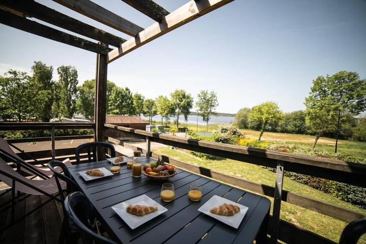 Appartement de vacances pour 6 personnes, avec Balcon et Terrasse ainsi que Jardin et Piscine