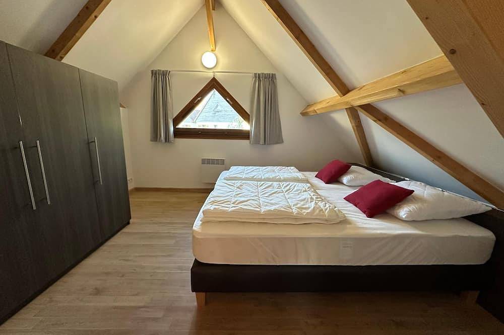 Maison dans un parc de vacances avec piscine in Le Bourg, Lot