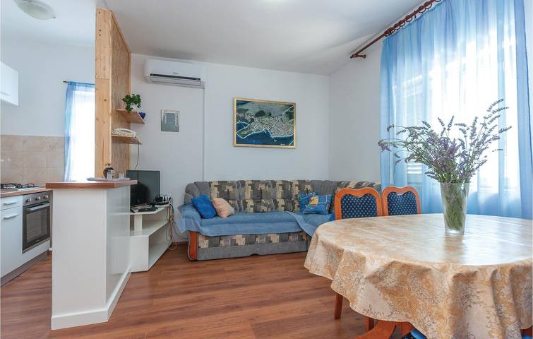 Ganze Ferienwohnung, Gemütliche 1-Zimmer-Wohnung mit Terrasse in der Nähe des Flusses Krka und des Prokljan-Sees in Raslina, Šibenik-Knin