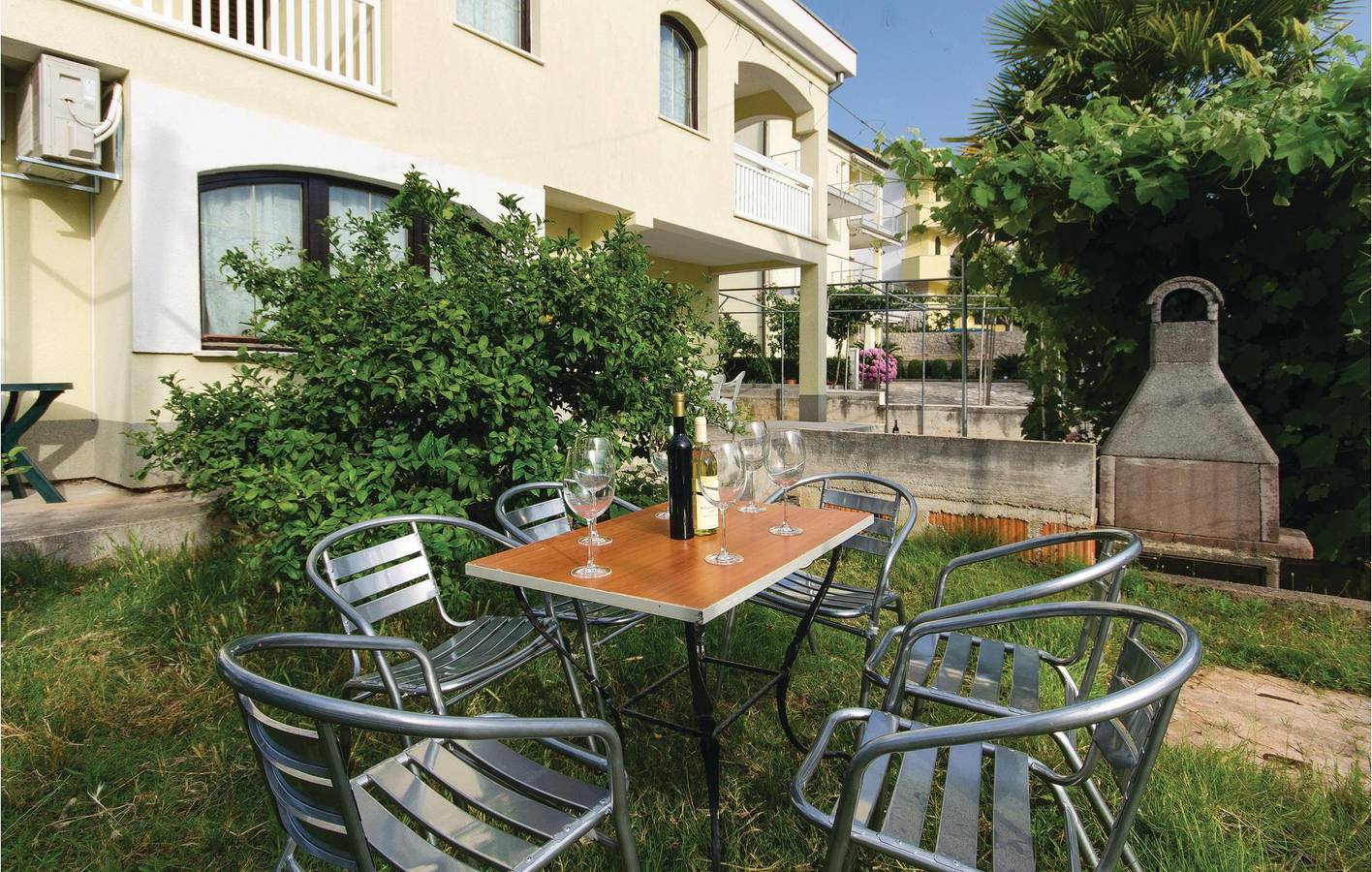 Ganze Ferienwohnung, Gemütliche Ferienwohnung mit Terrasse, Parkplatz und WLAN in der Nähe des Strandes Uvala Bočići in Okrug Gornji, Ciovo