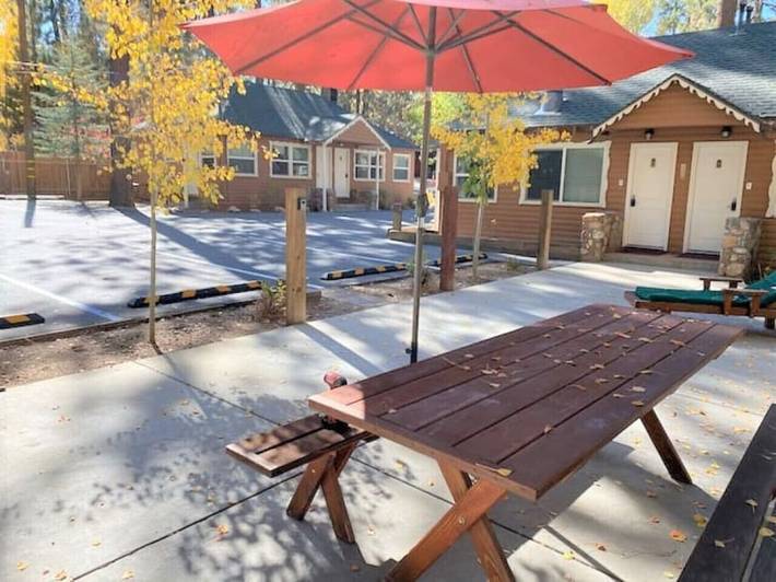 Log cabin for 2 people, with balcony, with pets in Big Bear Lake