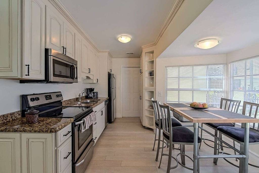 Charme in Hülle und Fülle auf Hypoluxo Island, unglaubliches Anwesen - zu Fuß zum Strand in Lantana, Palm Beach County