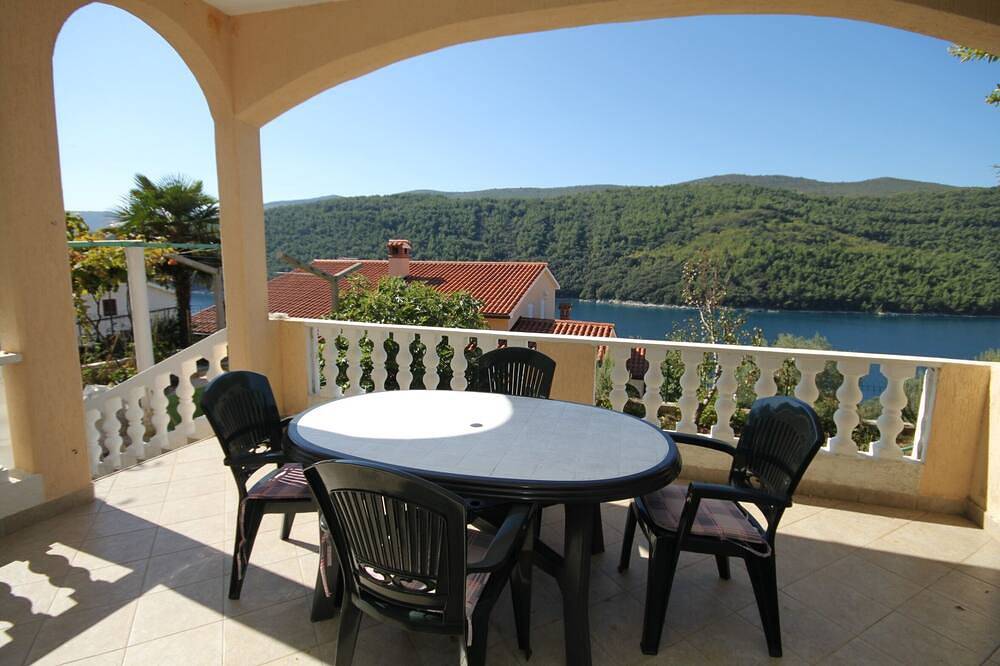 Ganze Wohnung, 1-Zimmer-Ferienwohnung mit Terrasse und Meerblick Duga Luka (Prtlog), Labin (A-3025-b) in Duga Luka, Ostküste Istrien