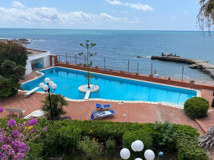 Villa per 16 persone, con idromassaggio e piscina nonché balcone a Santa Marinella