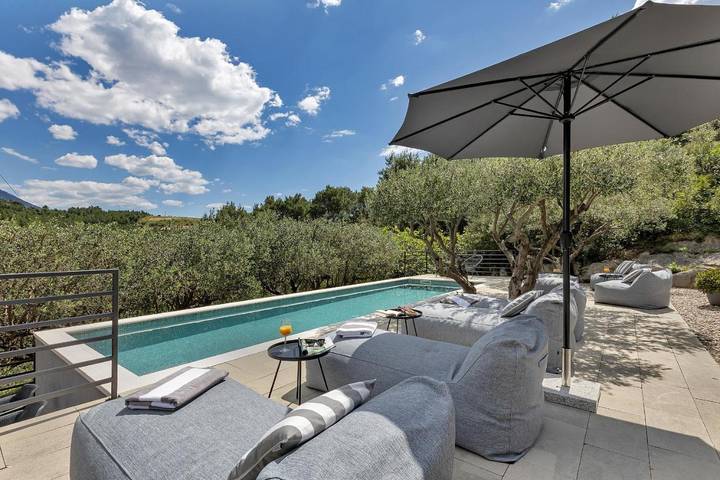 Ferienhaus für 6 Personen, mit Balkon und Terrasse sowie Garten und Pool in Krvavica