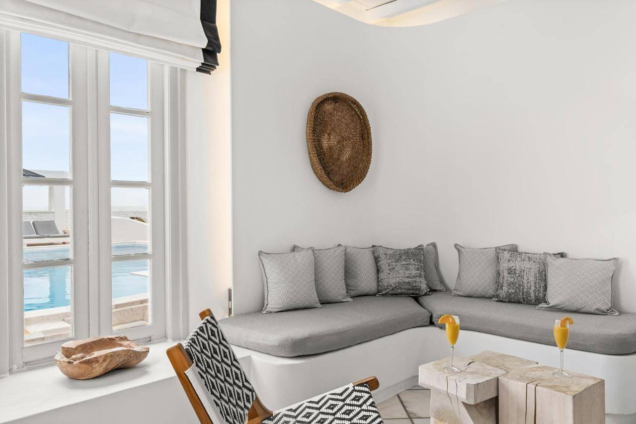 Mr and Mrs White Paros in Náoussa, Paros
