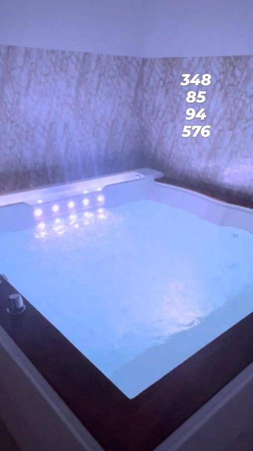 Appartamento per 2 persone, con terrazza e idromassaggio nonché giardino in Pollina