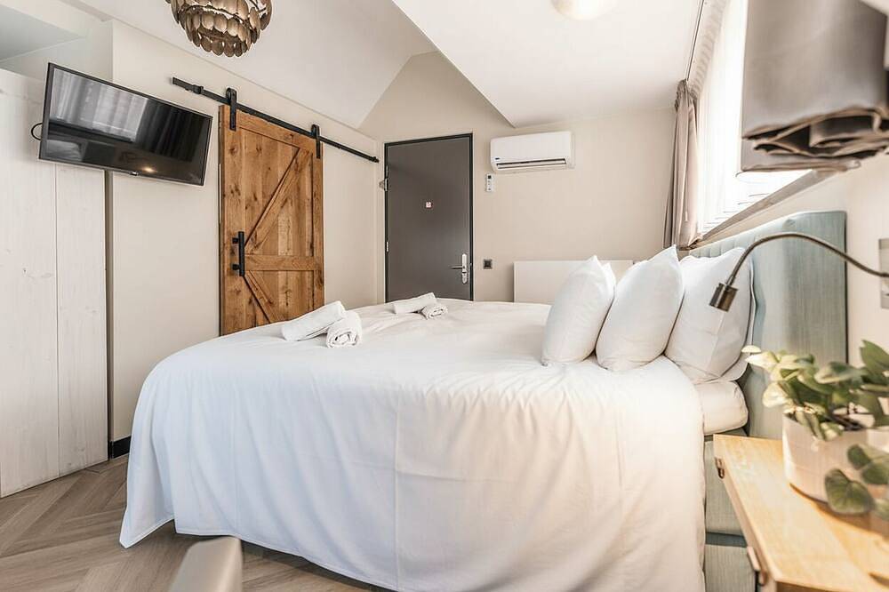 Geheel appartement, Onlangs gerenoveerd gebouw uit 1920 met queensize hotelbed, patio en gedeelde keuken. in Tilburg, Noord-Brabant