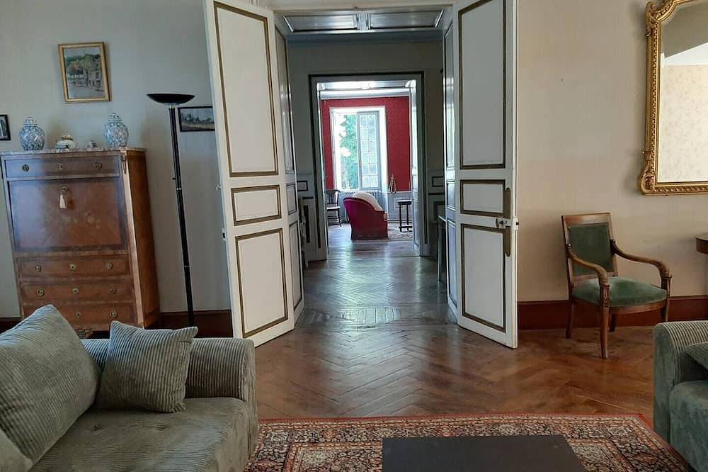 Entire apartment, Gite pour 13 personnes situé au Centre ville de Ruffec avec une grande cour intérieure où l'on peut se garer, et un grand jardin arboré.<br>Entre 200€ et 300€/nuit selon la saison. in Ruffec, Charente