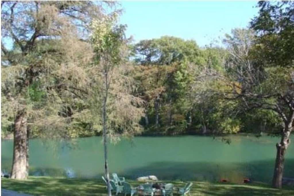 Gruene River House und Hütte auf der Guadalupe! 7Bdrms / 4. 5Bad / Kajaks, 28 Schlafplätze in New Braunfels, Comal County