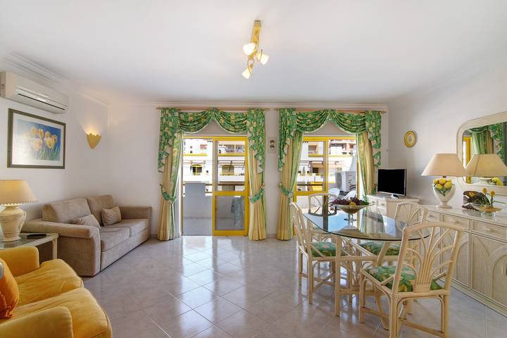 Ganze Wohnung, Ferienwohnung "Vila Mar Azul" mit Balkon, Gemeinschaftspool und Wlan in Quarteira, Faro Distrikt