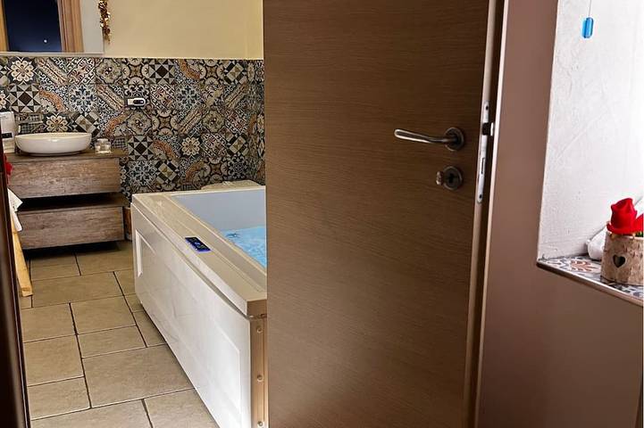 Romantic Spa Suite with Jacuzzi – Historic Pulsano Escape in Pulsano, Golfe de Tarente