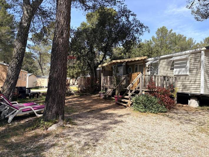 Location de vacances pour 6 personnes, avec jacuzzi et bassin pour enfant ainsi que piscine et jardin à Nans-les-Pins