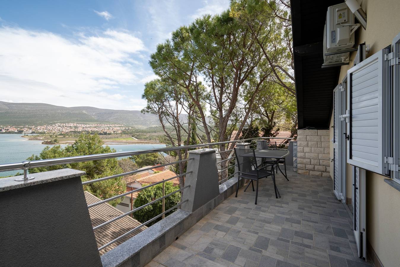 Ganze Wohnung, 2-Zimmer-Ferienwohnung mit Terrasse und Meerblick Donji Karin, Novigrad A-22350-b in Donji Karin, Zadar