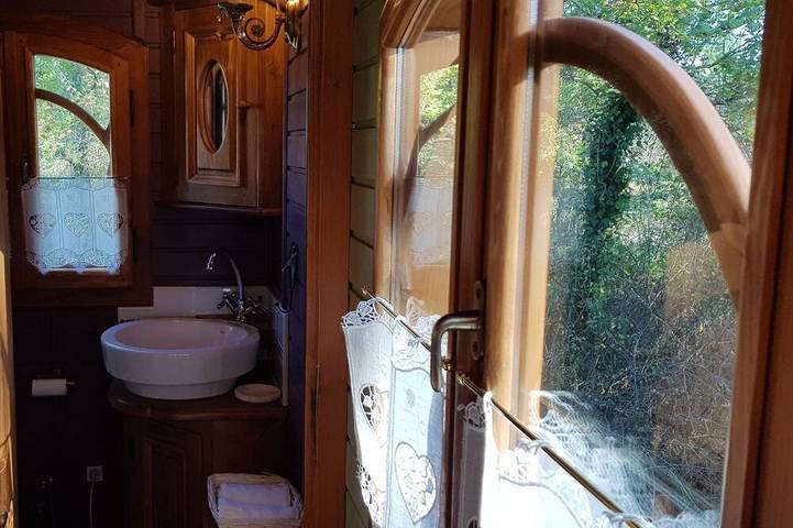 Location de vacances pour 2 personnes, avec jacuzzi ainsi que jardin et piscine à Bussac-Forêt - 4