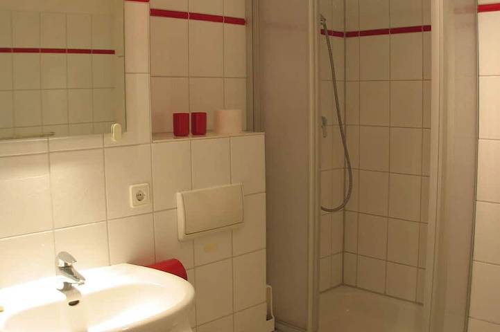 Apartamento entero, Apartamento en una casa de campo con techo de paja, directamente en la playa para 2-4 personas in Müggenburg, Zingst