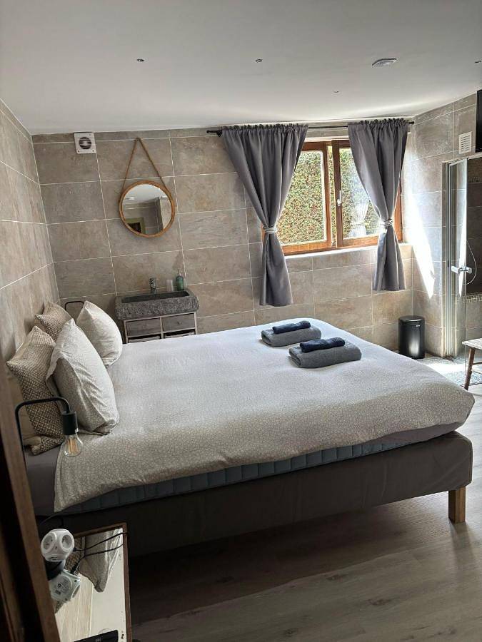 Maison d’hôte pour 2 personnes, avec vue ainsi que jardin et piscine dans Paridae