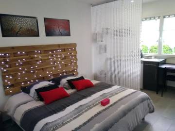 Maison d’hôte pour 3 personnes, avec jardin, animaux acceptés à Sainte-Eulalie