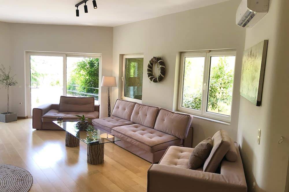 Zen villa . Enjoy the calm of the nature combine with the city . in Voula, Regionalbezirk Ostattika