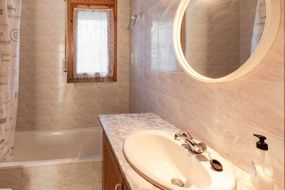Entire apartment, Cap Ras 04 Comfortable apartment close to the sea in Platja Grifeu, Upper Empordà
