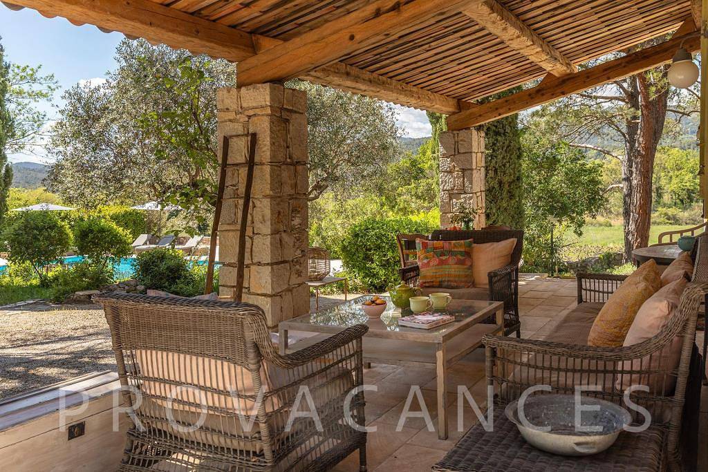 Flot stenhus med pool beliggende i smukke vinmarker i Provence in Callas, Draguignan regionen