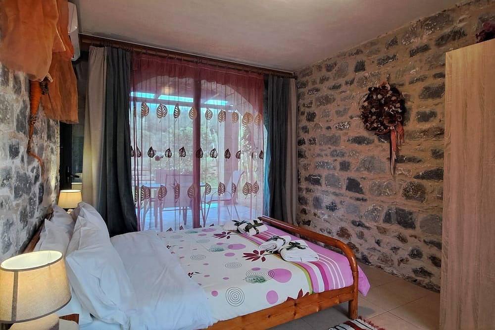 Liefdevol ingerichte, gezinsvriendelijke, afgelegen, natuursteen bungalow in Stoupa, Messenia