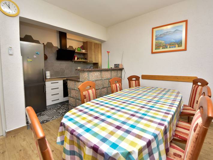 Ferienhaus für 10 Personen, mit Ausblick und Garten sowie Balkon in Maslenica - 2