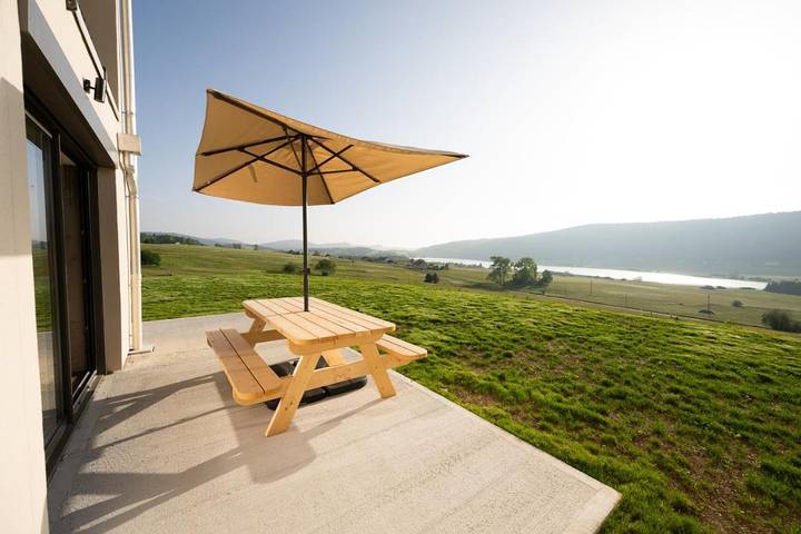 Location de vacances pour 10 personnes, avec vue sur le lac ainsi que vue et jardin, animaux acceptés à Les Rousses