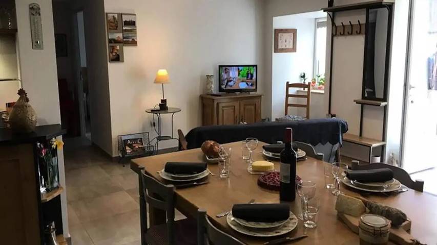 Gîte pour 11 personnes, avec terrasse et piscine, animaux acceptés à Malbouzon