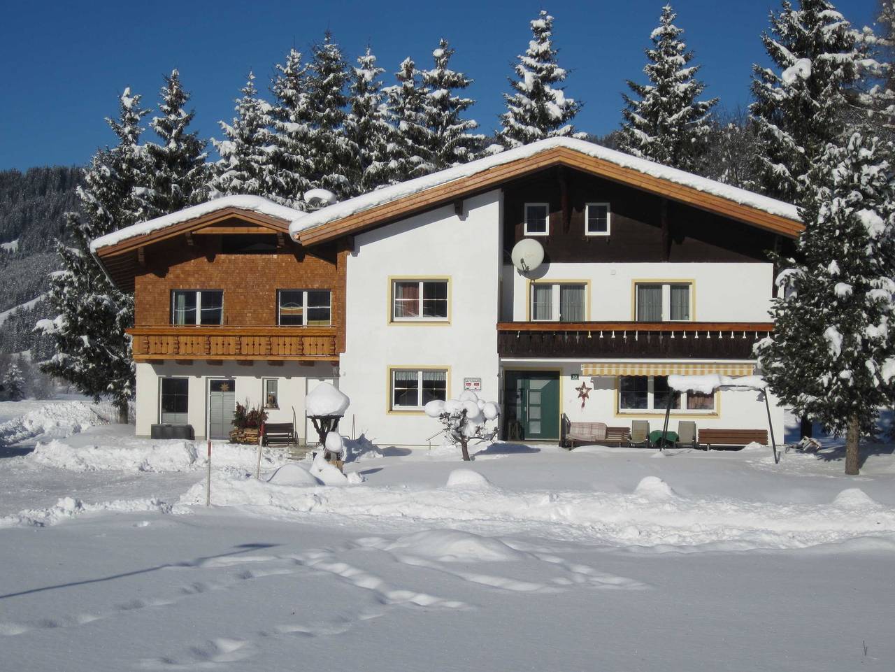 Ganze Ferienwohnung, Pension Tannheim - Familie Kleiner und Neumann - Doppelzimmer Gaißhorn ohne Balkon in Tannheim (Tirol), Allgäuer Alpen (Österreich)
