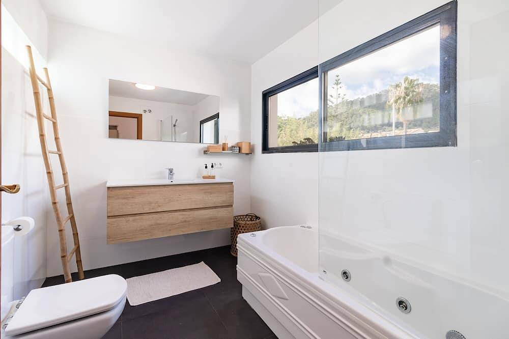 Large Village Home in Alaro with pool and easy access to all of Mallorca in Alaró, Majorca Center