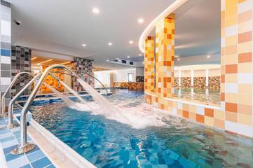 Hôtel pour 2 personnes, avec sauna et piscine ainsi que balcon et bassin pour enfant dans Mureș