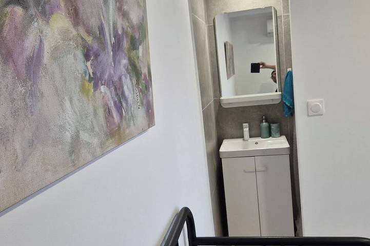 Apartamento entero, Furnished studio with small sheltered terrace... close to public transport. in Marsella, Marsella region