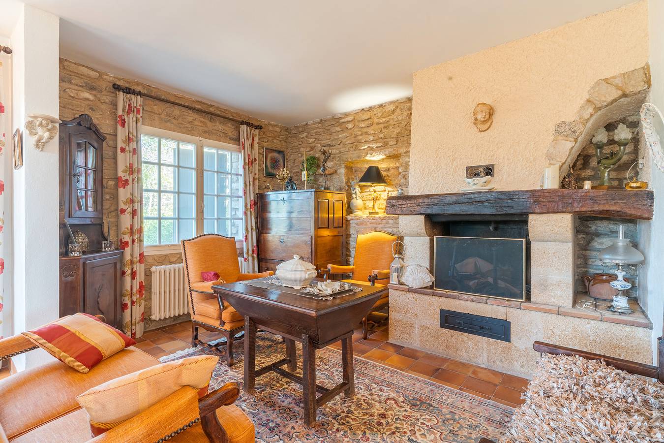 Ferienhaus 'Saint Eyries' mit Bergblick, privater Terrasse und Wlan in Village de Gordes, Gordes
