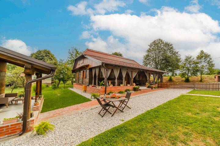 Ferienhaus für 9 Personen, mit Terrasse und Kinderpool sowie Sauna