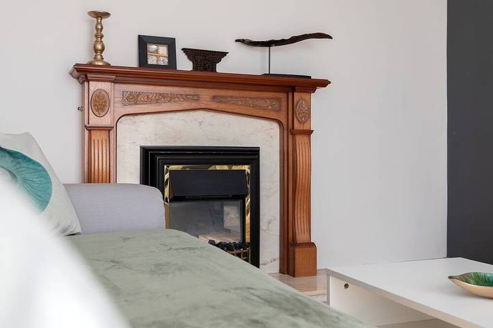 House 5 miles to an Old Town with double walk-in shower and Victorian tub in Tricity
