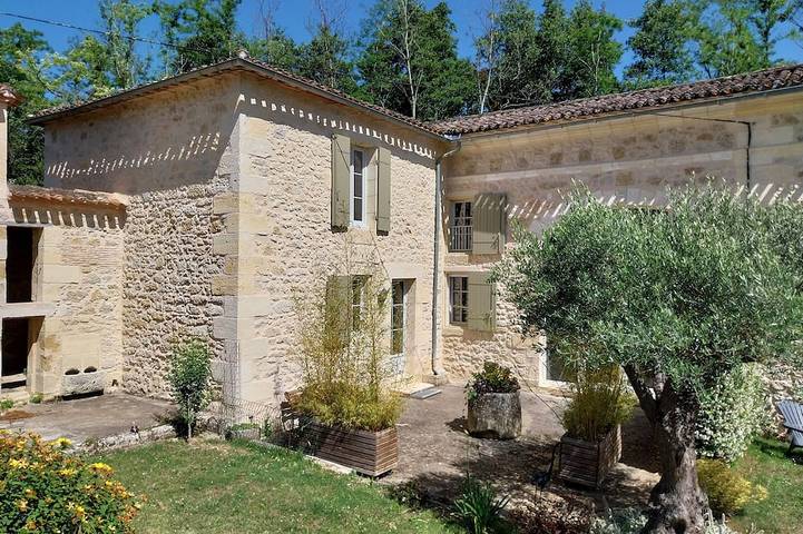 Location de vacances pour 6 personnes, avec terrasse et jardin à Faleyras