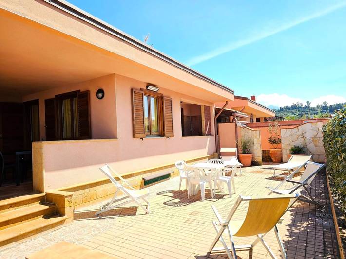 Location de vacances pour 7 personnes, avec jardin à Campofelice di Roccella