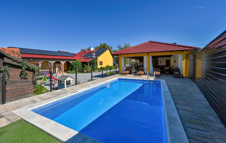 Reizende 142 m² große Wohnung mit Pool, WLAN und Parkplatz in Bjelovar-Bilogora