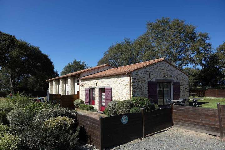 Gîte pour 4 personnes, avec jardin ainsi que terrasse et piscine, animaux acceptés