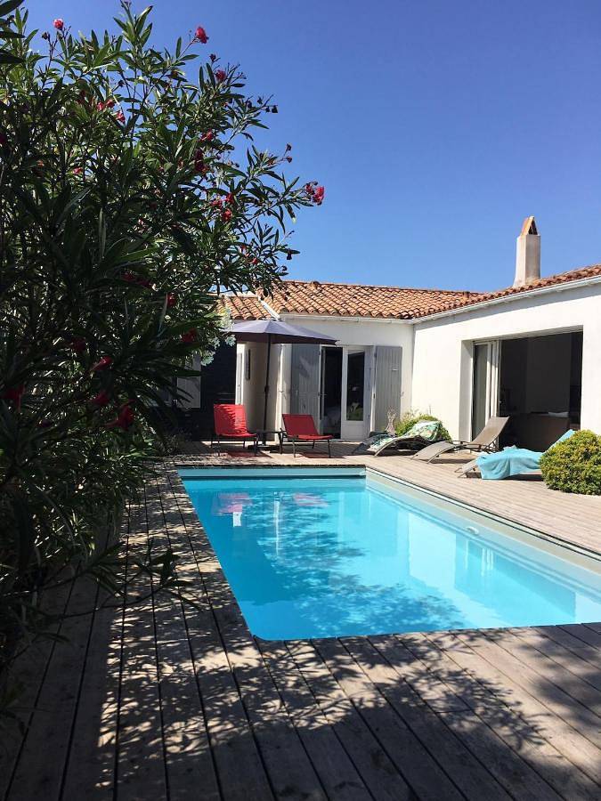 Location de vacances pour 10 personnes, avec piscine et terrasse dans Plage des Gollandieres (Le Bois-Plage-en-Re)