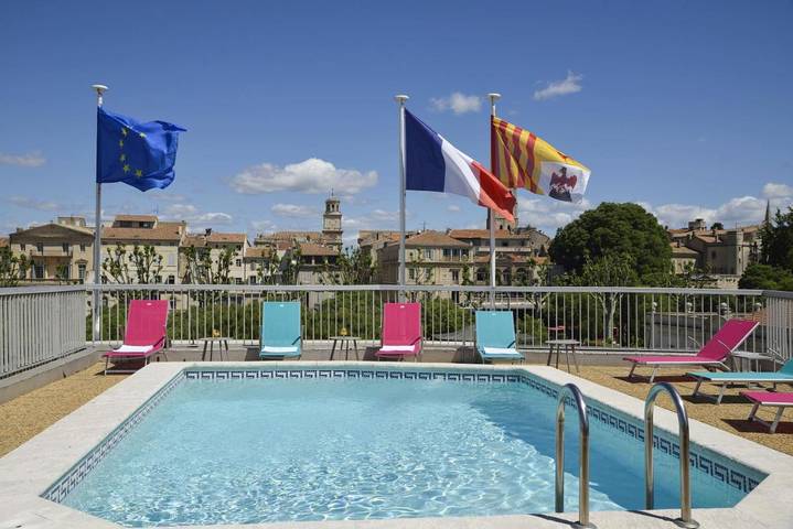 Hôtel pour 3 personnes, avec piscine et terrasse, animaux acceptés dans Office De Tourisme D Arles Camargue