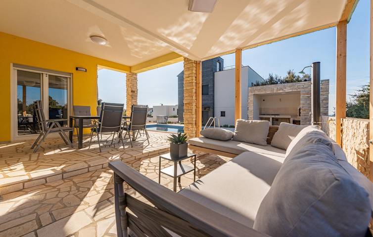 Gemütliche 2-Zimmer-Wohnung mit Pool, in Strandnähe und mit vielen Restaurants in Mandre in Mandre, Pag