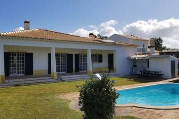 Ferienhaus für 6 Personen, mit Terrasse und Garten in Arrifana