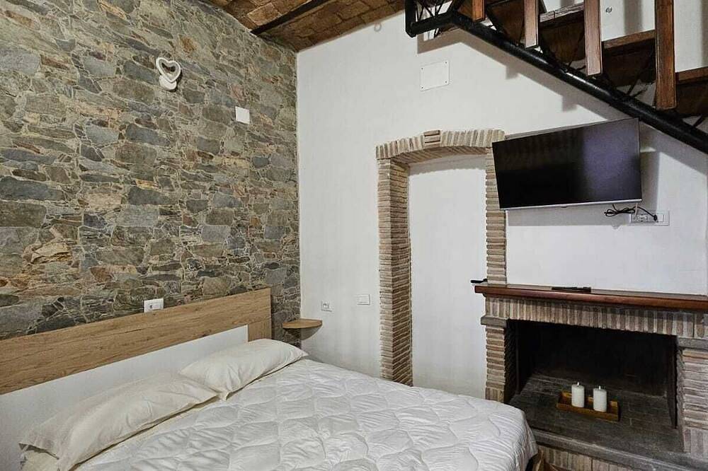 Entire apartment, Romantic House: the Lake Refuge (complete lakefront apartment)4bed+Wc in Anguillara Sabazia, Lake Bracciano